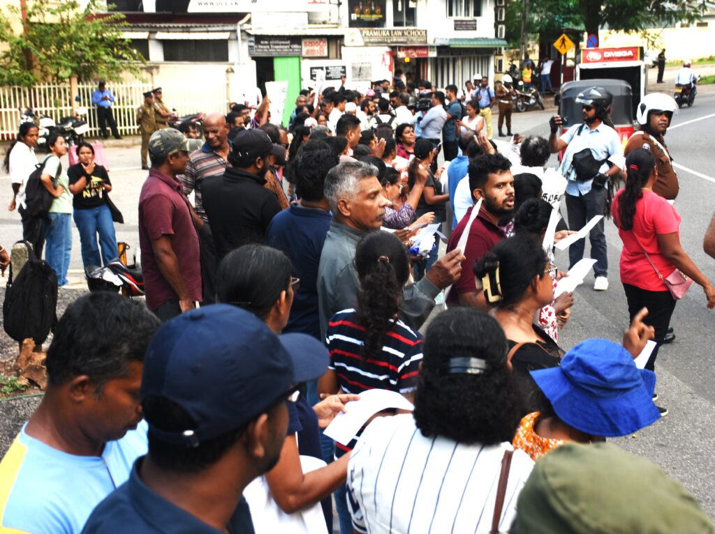 ළමා අපයෝජකයන් රකින ආණ්ඩුවට සහ නීතිපතිට එරෙහිව මහජනයා පාරට ළමා අපයෝජකයන් රකින ආණ්ඩුවට සහ නීතිපතිට එරෙහිව මහජනයා පාරට