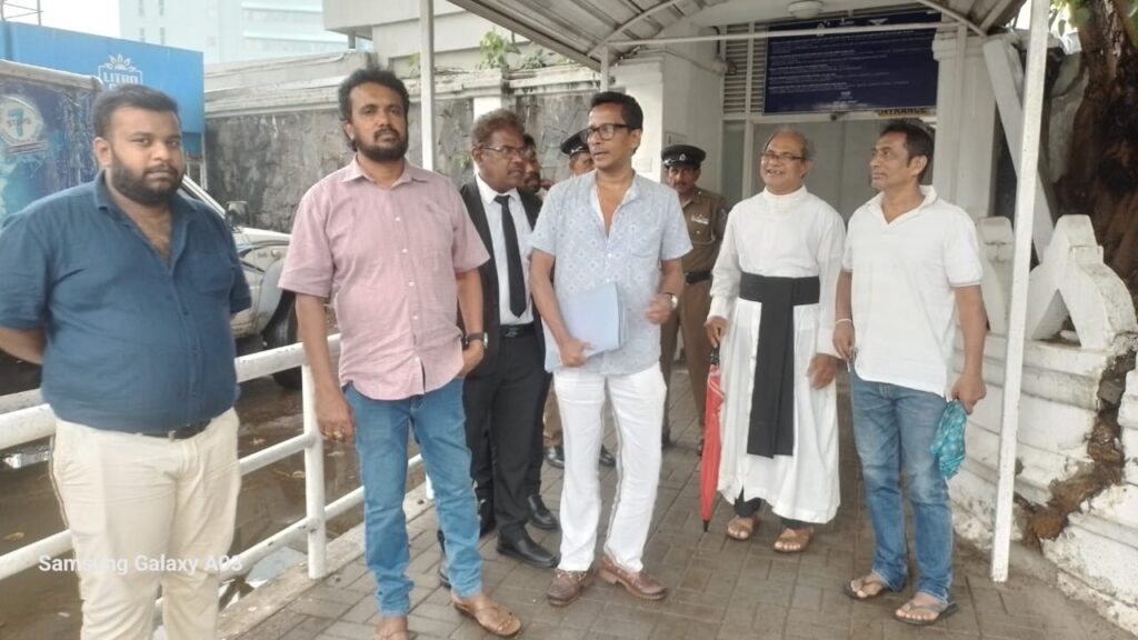 ඇල්ටෝ ධර්මේගේ අසුචි කන ගල්කිස්ස පොලිසිය මාධ්‍යවේදී සමරකෝන්ට අඩම්තෙට්ටම් කරයි