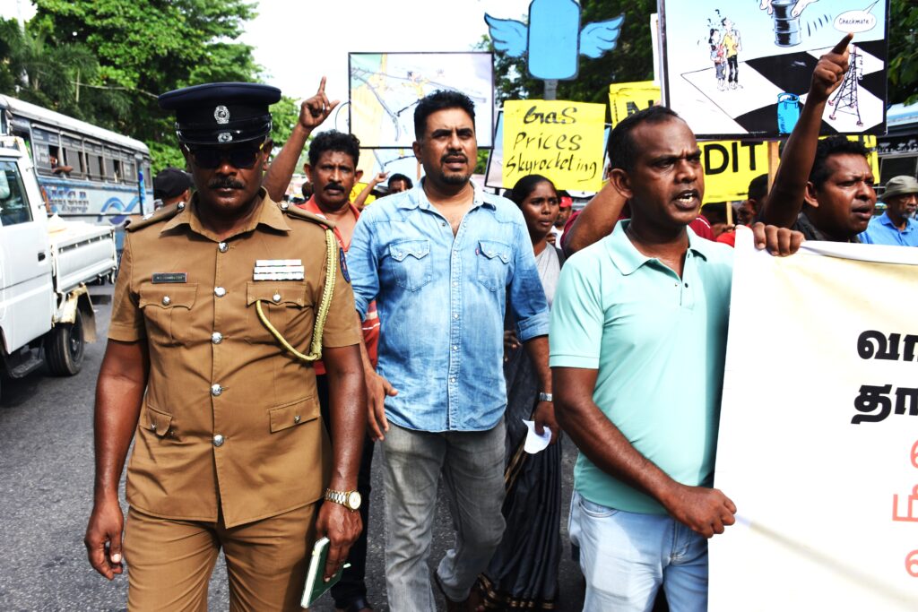 බදු ගහපිය ධනපතියන්ට _ සහන දියව් ජනතාවට !