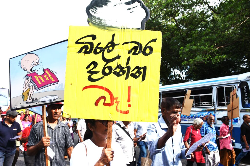 බදු ගහපිය ධනපතියන්ට _ සහන දියව් ජනතාවට !