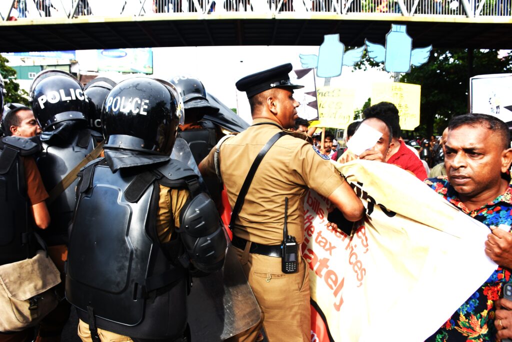බදු ගහපිය ධනපතියන්ට _ සහන දියව් ජනතාවට !