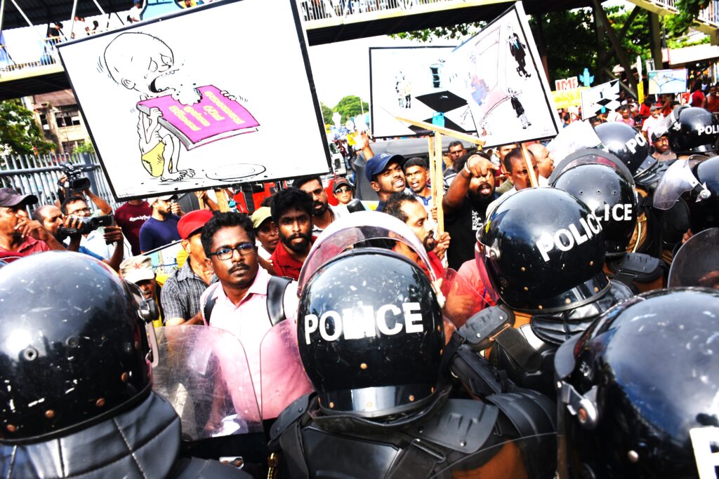 බදු ගහපිය ධනපතියන්ට _ සහන දියව් ජනතාවට !