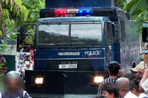 මහර බන්ධනාගාරය තුළිිින් වෙඩි හඬ ඇසීම නිසා කලබලයට පත් ඥාතීන් සහ ප්‍රදේශවාසීන් පොලිසිය සමඟ ගැටෙති!