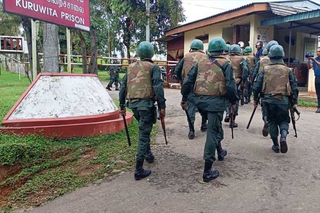 කුරුවිට බන්ධනාගාරයේ රැඳවියන්‌ දෙදනෙකු මරා දමයි - තවත් රැඳවියන් පිරිසක් රෝහල් ගත කරයි !