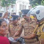 අතුරුදන් වූවන්ගේ ඥාතීන් යාපනය දිස්ත්‍රික් ලේකම් කාර්යාල පරිශ්‍රයේ පැවැත්වූ විරෝධතාව පොලිසිය ප්‍රචන්ඩ ලෙස විසුරුවා හරී