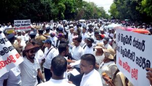 රාජ්‍ය සේවකයන්ට අඩු වැටුප්, දීමනා කපා හැරීම් හා විශාදය