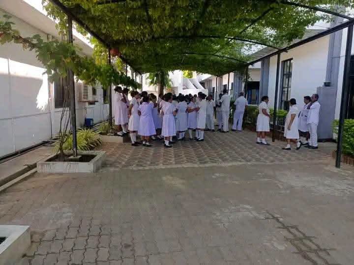 කල්මුනේ රෝහලේ නිල ඇඳුම් ප්‍රශ්නය වර්ගවාදී දිසාවට තල්ලු කිරීමේ ආණ්ඩුවේ ප්‍රයත්නය පරාජය කරමු !