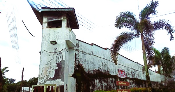 කුරුවිට බන්ධනාගාරයේ රැඳවියන්‌ දෙදනෙකු මරා දමයි - තවත් රැඳවියන් පිරිසක් රෝහල් ගත කරයි !