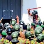 මහජනයා පොලිසිය සමඟ ගැටෙති- ගැටුම පාලනය කිරීමට පොලිස් ඇඳරි නීතිය පනවයි !