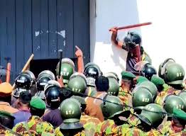 මහජනයා පොලිසිය සමඟ ගැටෙති- ගැටුම පාලනය කිරීමට පොලිස් ඇඳරි නීතිය පනවයි !