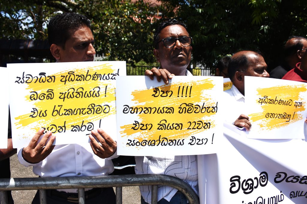 අධිකරණයට අත නොතබනු !