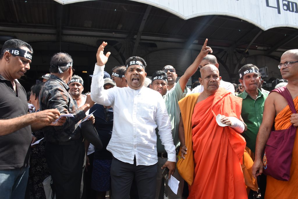 අධිකරණයට අත තියලා දිනපු එකෙක් නෑ ඉඳලා අධිකරණයට අත තියලා දිනපු එකෙක් නෑ ඉඳලා