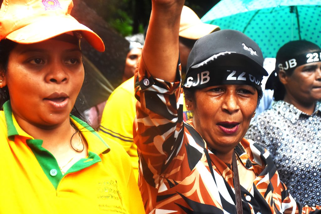 ප්රජාතන්ත්රවාදය වනසන 22 වන සංශෝධනය එපා - ජනතාව පාර්ලිමේනතුව ඉදිරිපිට උද්ඝෝෂණය කරති ! ප්රජාතන්ත්රවාදය වනසන 22 වන සංශෝධනය එපා - ජනතාව පාර්ලිමේනතුව ඉදිරිපිට උද්ඝෝෂණය කරති !