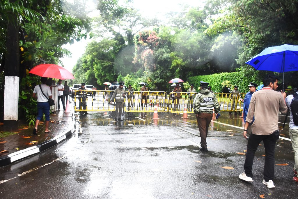 ප්‍රජාතන්ත්‍රවාදය වනසන 22 වන සංශෝධනය එපා - ජනතාව පාර්ලිමේනතුව ඉදිරිපිට උද්ඝෝෂණය කරති !