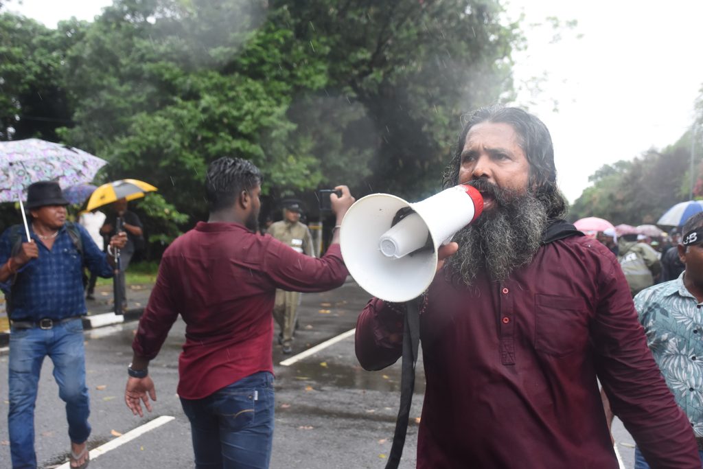 ප්‍රජාතන්ත්‍රවාදය වනසන 22 වන සංශෝධනය එපා - ජනතාව පාර්ලිමේනතුව ඉදිරිපිට උද්ඝෝෂණය කරති !