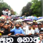ප්‍රජාතන්ත්‍රවාදය වනසන 22 වන සංශෝධනය එපා – ජනතාව පාර්ලිමේනතුව ඉදිරිපිට උද්ඝෝෂණය කරති !