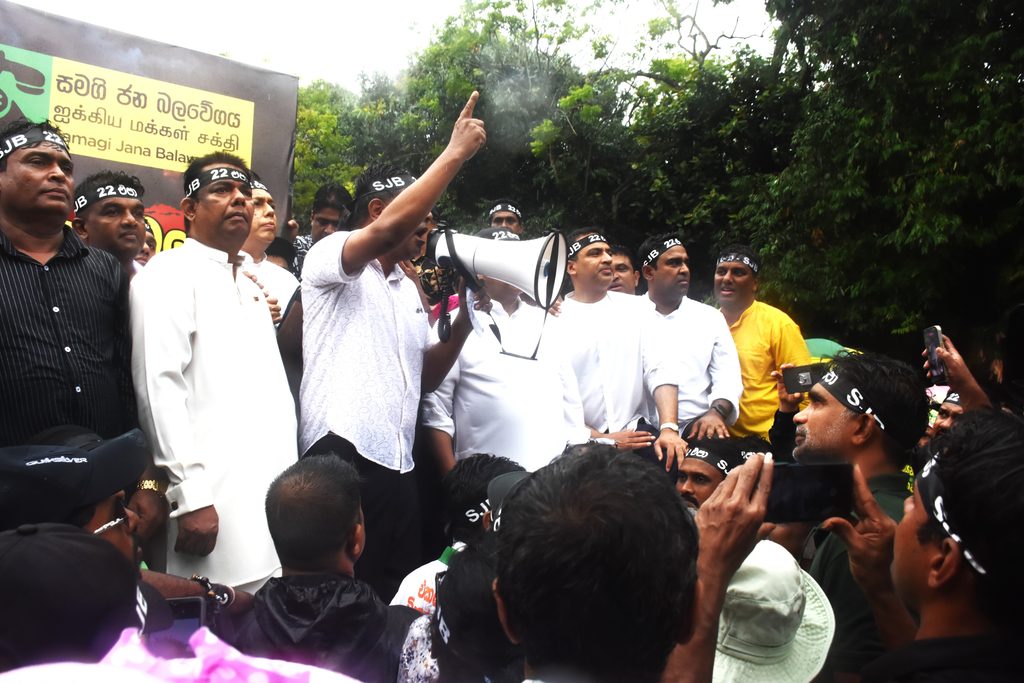ප්රජාතන්ත්රවාදය වනසන 22 වන සංශෝධනය එපා - ජනතාව පාර්ලිමේනතුව ඉදිරිපිට උද්ඝෝෂණය කරති ! ප්රජාතන්ත්රවාදය වනසන 22 වන සංශෝධනය එපා - ජනතාව පාර්ලිමේනතුව ඉදිරිපිට උද්ඝෝෂණය කරති !