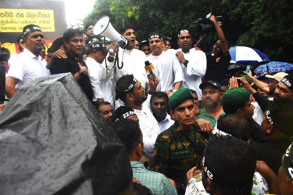 ප්රජාතන්ත්රවාදය වනසන 22 වන සංශෝධනය එපා - ජනතාව පාර්ලිමේනතුව ඉදිරිපිට උද්ඝෝෂණය කරති ! ප්රජාතන්ත්රවාදය වනසන 22 වන සංශෝධනය එපා - ජනතාව පාර්ලිමේනතුව ඉදිරිපිට උද්ඝෝෂණය කරති !