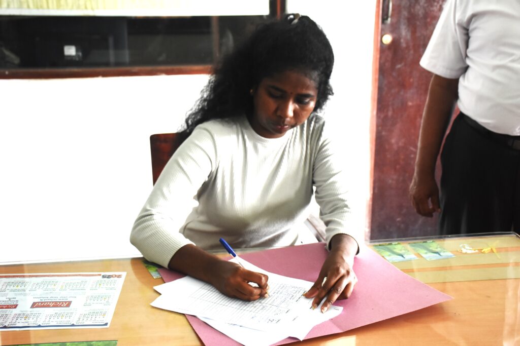 ආණ්ඩුව හාම්පුතුන්ට සේවක අර්ථ සාධක අරමුදල භාරදීමට කැසකවයි ආණ්ඩුව හාම්පුතුන්ට සේවක අර්ථ සාධක අරමුදල භාරදීමට කැසකවයි