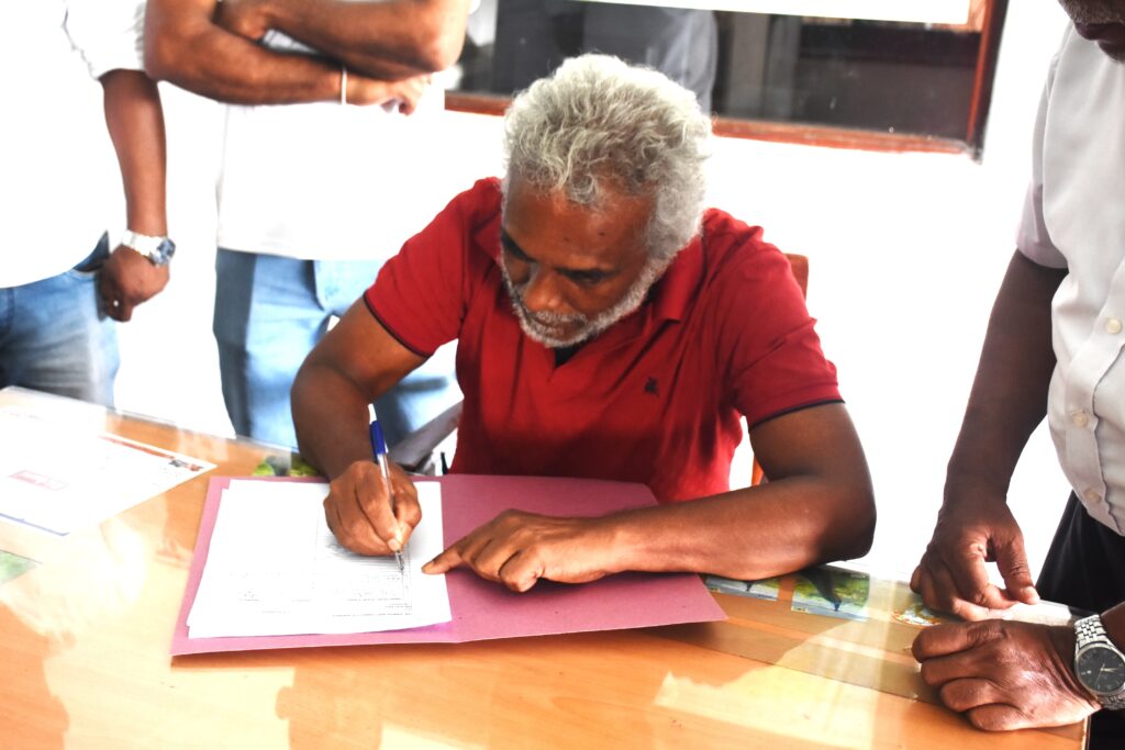 ආණ්ඩුව හාම්පුතුන්ට සේවක අර්ථ සාධක අරමුදල භාරදීමට කැසකවයි ආණ්ඩුව හාම්පුතුන්ට සේවක අර්ථ සාධක අරමුදල භාරදීමට කැසකවයි