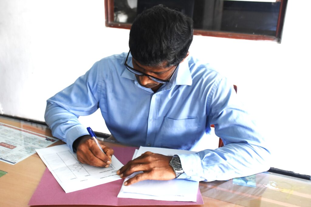 ආණ්ඩුව හාම්පුතුන්ට සේවක අර්ථ සාධක අරමුදල භාරදීමට කැසකවයි ආණ්ඩුව හාම්පුතුන්ට සේවක අර්ථ සාධක අරමුදල භාරදීමට කැසකවයි