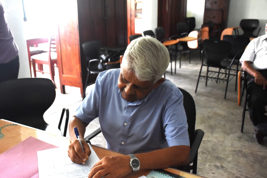 ආණ්ඩුව හාම්පුතුන්ට සේවක අර්ථ සාධක අරමුදල භාරදීමට කැසකවයි ආණ්ඩුව හාම්පුතුන්ට සේවක අර්ථ සාධක අරමුදල භාරදීමට කැසකවයි
