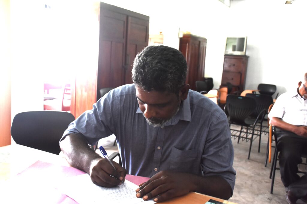 ආණ්ඩුව හාම්පුතුන්ට සේවක අර්ථ සාධක අරමුදල භාරදීමට කැසකවයි ආණ්ඩුව හාම්පුතුන්ට සේවක අර්ථ සාධක අරමුදල භාරදීමට කැසකවයි