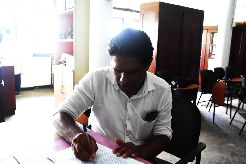 ආණ්ඩුව හාම්පුතුන්ට සේවක අර්ථ සාධක අරමුදල භාරදීමට කැසකවයි ආණ්ඩුව හාම්පුතුන්ට සේවක අර්ථ සාධක අරමුදල භාරදීමට කැසකවයි