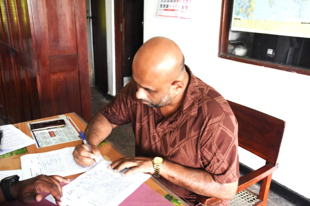 ආණ්ඩුව හාම්පුතුන්ට සේවක අර්ථ සාධක අරමුදල භාරදීමට කැසකවයි ආණ්ඩුව හාම්පුතුන්ට සේවක අර්ථ සාධක අරමුදල භාරදීමට කැසකවයි