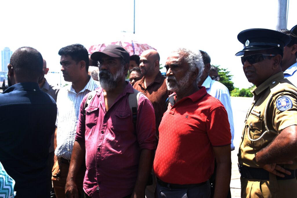ආණ්ඩුව හාම්පුතුන්ට සේවක අර්ථ සාධක අරමුදල භාරදීමට කැසකවයි ආණ්ඩුව හාම්පුතුන්ට සේවක අර්ථ සාධක අරමුදල භාරදීමට කැසකවයි