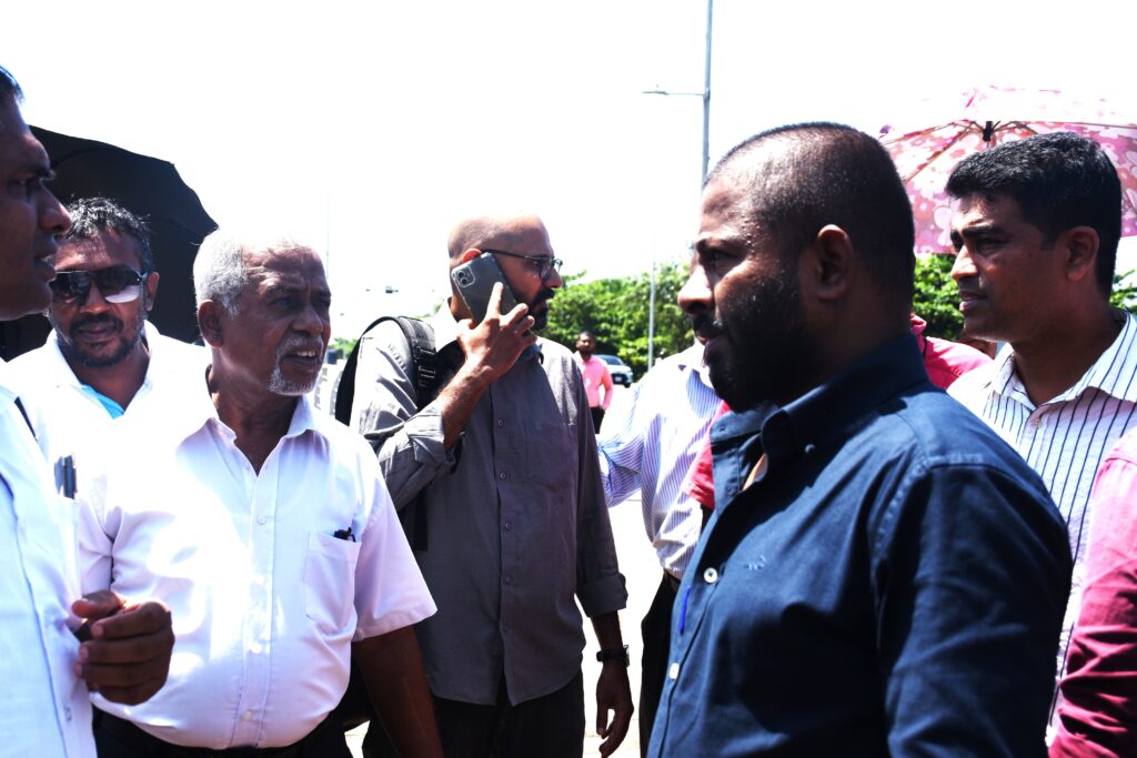 ආණ්ඩුව හාම්පුතුන්ට සේවක අර්ථ සාධක අරමුදල භාරදීමට කැසකවයි ආණ්ඩුව හාම්පුතුන්ට සේවක අර්ථ සාධක අරමුදල භාරදීමට කැසකවයි