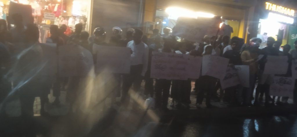 ඉෂාර කුමාරට යුක්තිය ඉටු කරන්නැයි ඉල්ලා මහජනයා පාරට බසිති ! ඉෂාර කුමාරට යුක්තිය ඉටු කරන්නැයි ඉල්ලා මහජනයා පාරට බසිති !
