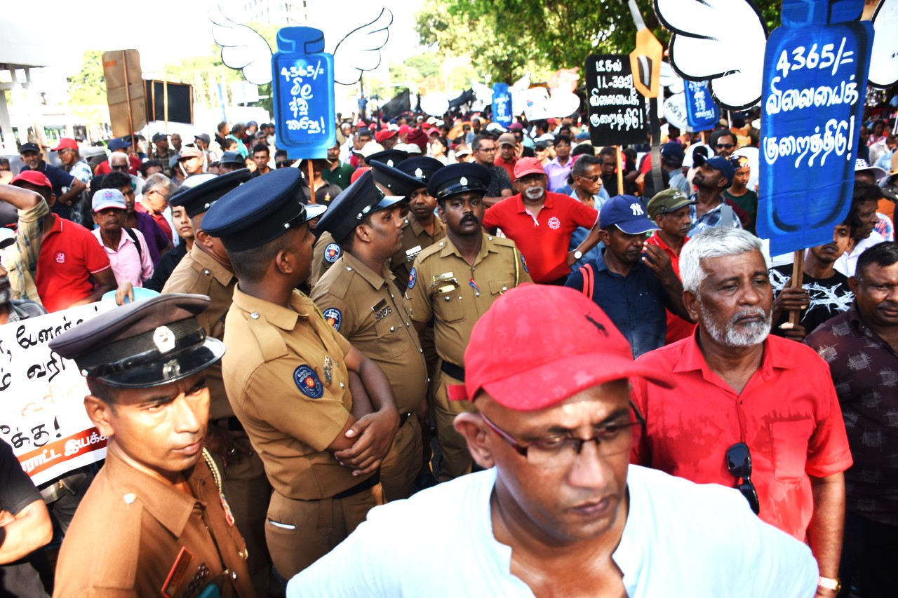 ආණ්ඩුවට එරෙහිව ජන ප්රතිවිරෝධය පාරට ආණ්ඩුවට එරෙහිව ජන ප්රතිවිරෝධය පාරට
