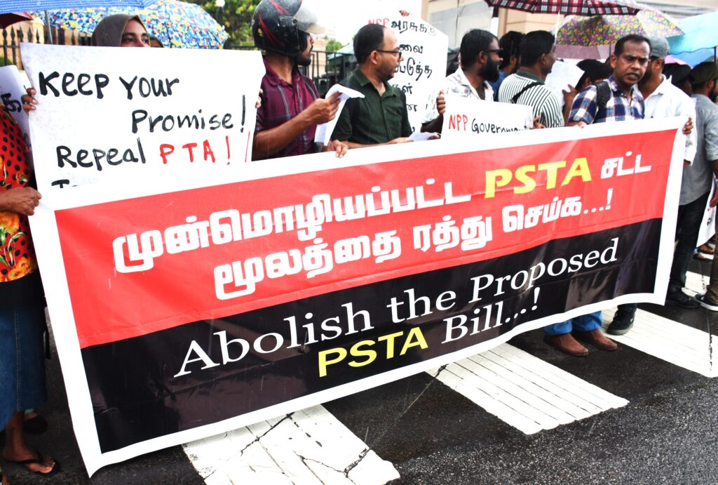 ත්‍රස්ත පනත ඉරා දමන්නැයි මහජනයා ආණ්ඩුව බල කරයි !