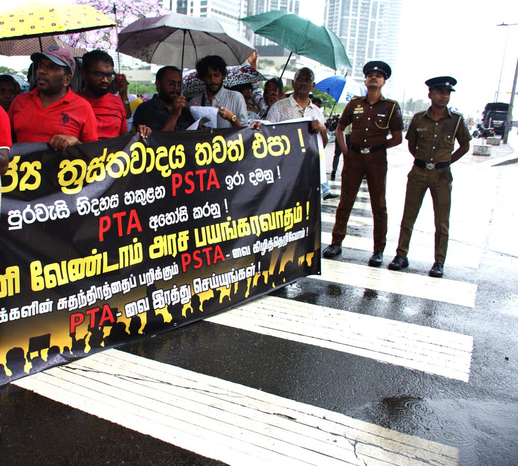 ත්රස්ත පනත ඉරා දමන්නැයි මහජනයා ආණ්ඩුව බල කරයි ! ත්රස්ත පනත ඉරා දමන්නැයි මහජනයා ආණ්ඩුව බල කරයි !