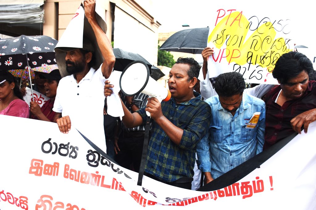 ත්රස්ත පනත ඉරා දමන්නැයි මහජනයා ආණ්ඩුව බල කරයි ! ත්රස්ත පනත ඉරා දමන්නැයි මහජනයා ආණ්ඩුව බල කරයි !
