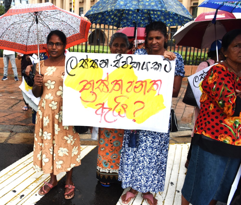 ත්රස්ත පනත ඉරා දමන්නැයි මහජනයා ආණ්ඩුව බල කරයි ! ත්රස්ත පනත ඉරා දමන්නැයි මහජනයා ආණ්ඩුව බල කරයි !