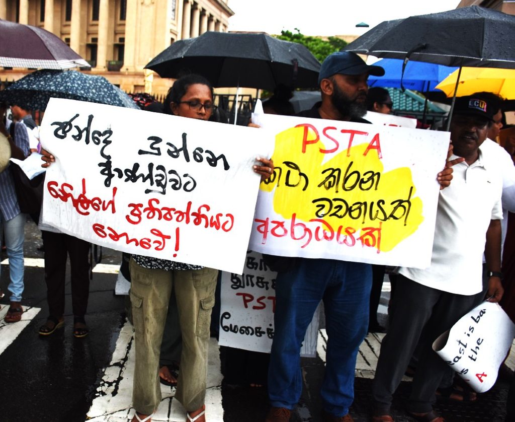 ත්රස්ත පනත ඉරා දමන්නැයි මහජනයා ආණ්ඩුව බල කරයි ! ත්රස්ත පනත ඉරා දමන්නැයි මහජනයා ආණ්ඩුව බල කරයි !