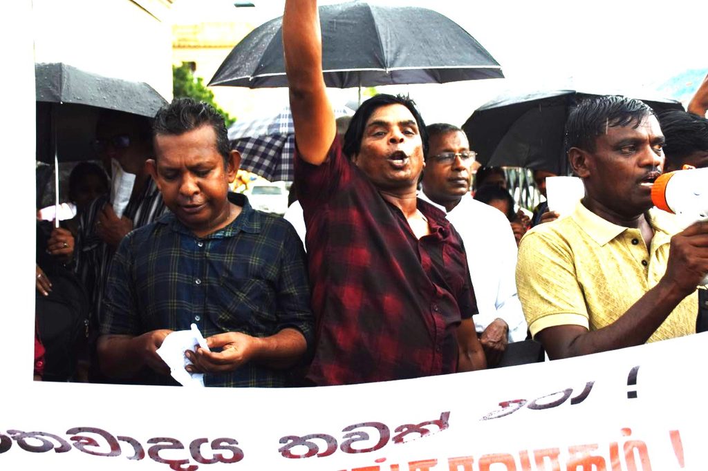 ත්රස්ත පනත ඉරා දමන්නැයි මහජනයා ආණ්ඩුව බල කරයි ! ත්රස්ත පනත ඉරා දමන්නැයි මහජනයා ආණ්ඩුව බල කරයි !