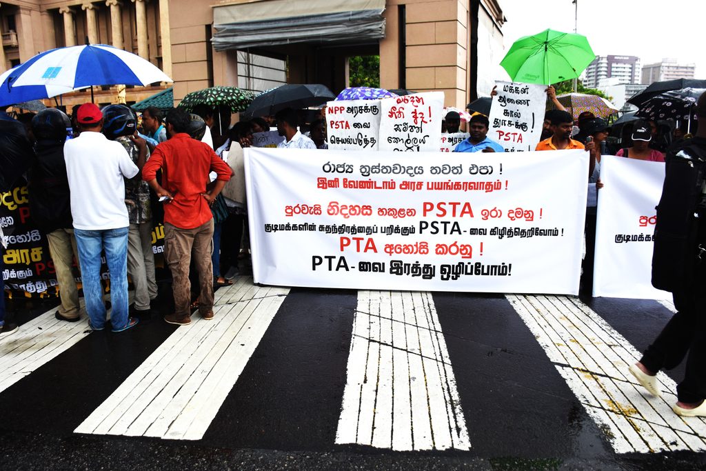 ත්රස්ත පනත ඉරා දමන්නැයි මහජනයා ආණ්ඩුව බල කරයි ! ත්රස්ත පනත ඉරා දමන්නැයි මහජනයා ආණ්ඩුව බල කරයි !