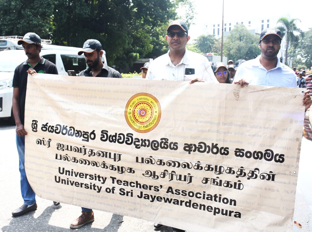 ආණ්ඩුව නිදි -සරසවි වැසෙයි!