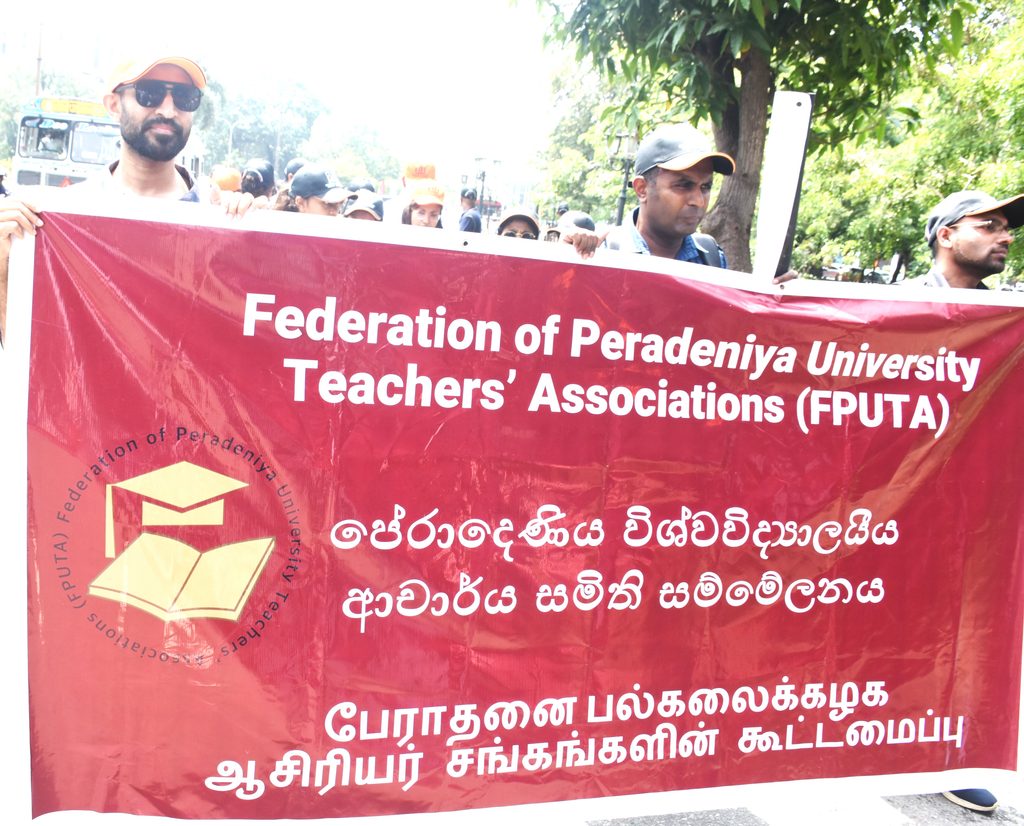 ආණ්ඩුව නිදි -සරසවි වැසෙයි!