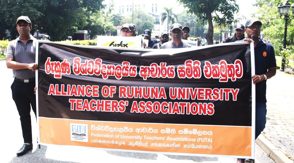 ආණ්ඩුව නිදි -සරසවි වැසෙයි!