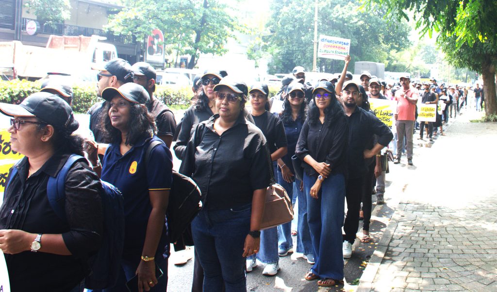 ආණ්ඩුව නිදි -සරසවි වැසෙයි!