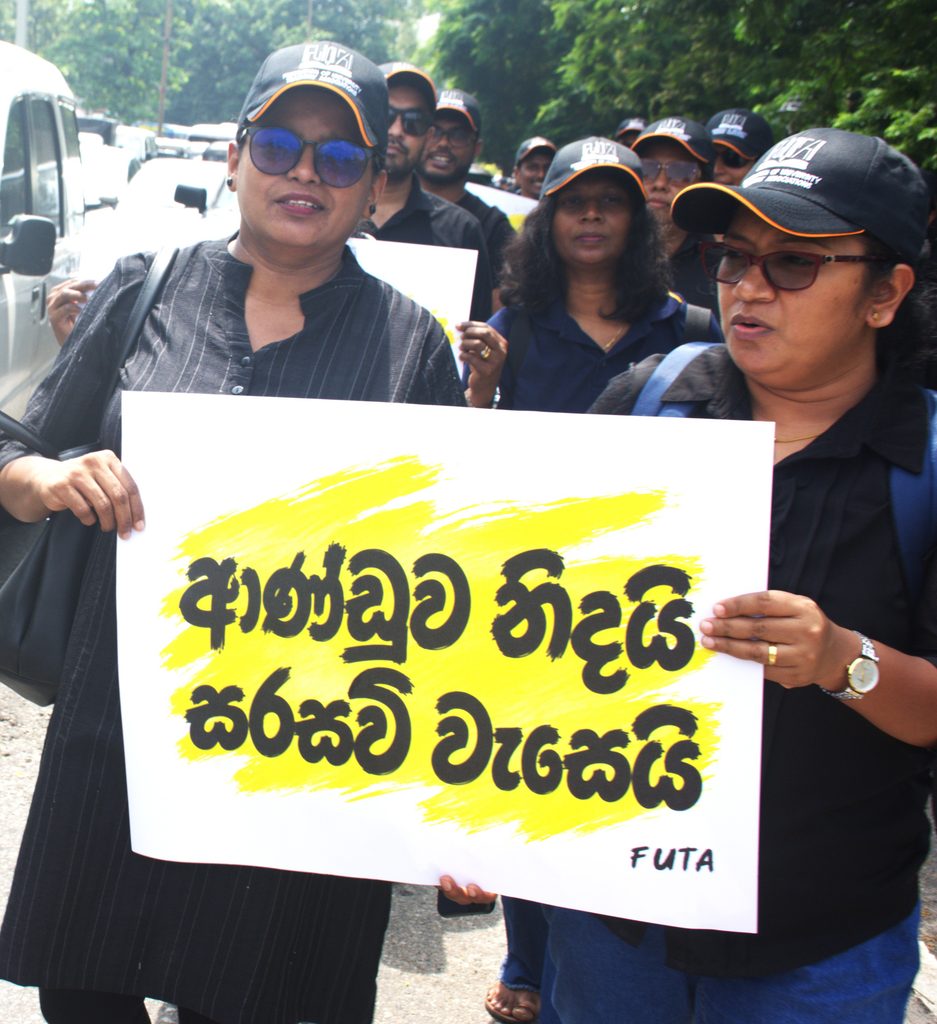 ආණ්ඩුව නිදි -සරසවි වැසෙයි!
