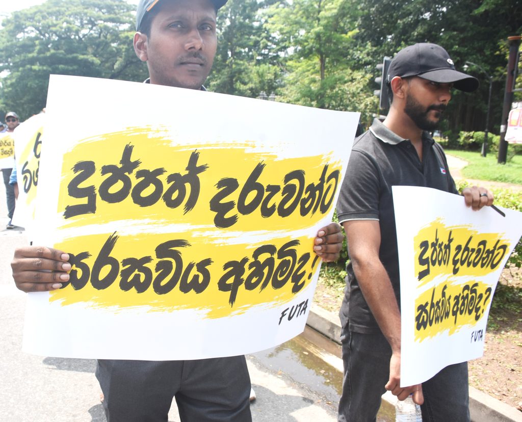 ආණ්ඩුව නිදි -සරසවි වැසෙයි!