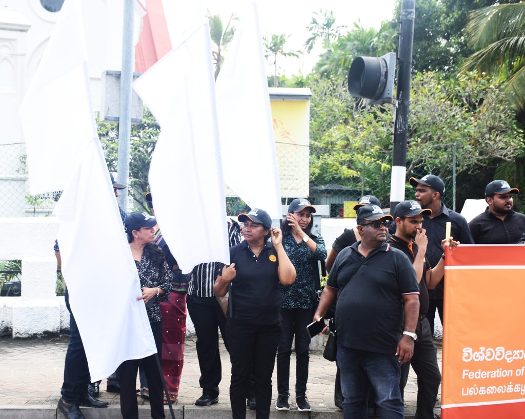 ආණ්ඩුව නිදි -සරසවි වැසෙයි!
