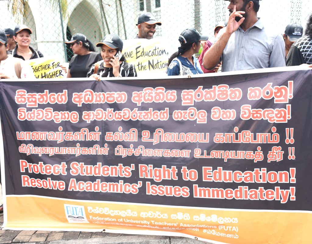 ආණ්ඩුව නිදි -සරසවි වැසෙයි!