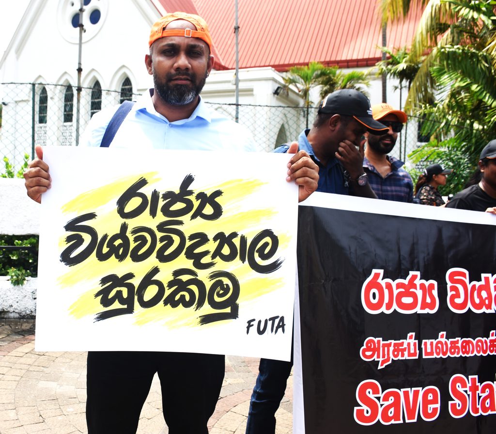 ආණ්ඩුව නිදි -සරසවි වැසෙයි!