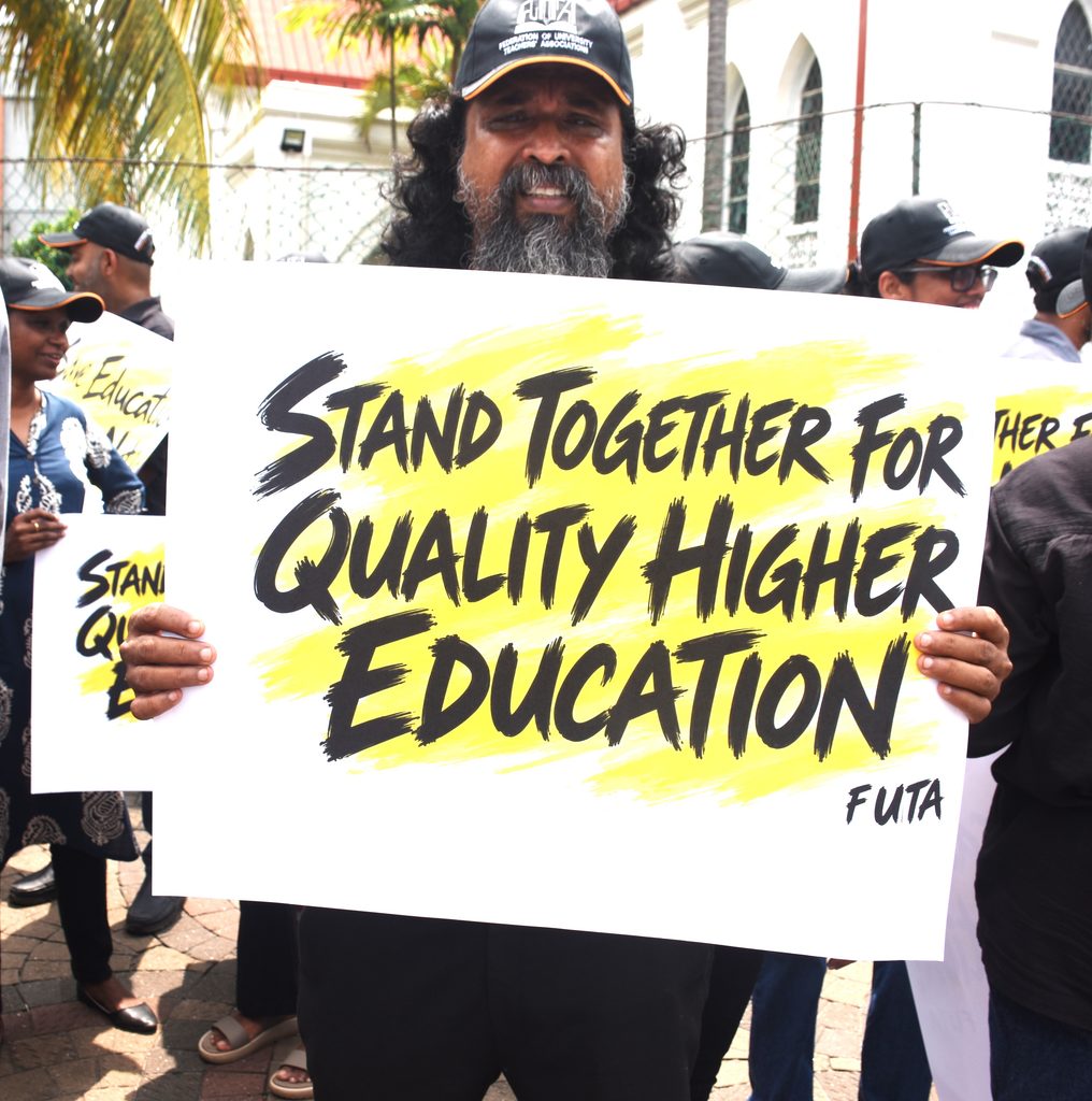ආණ්ඩුව නිදි -සරසවි වැසෙයි!